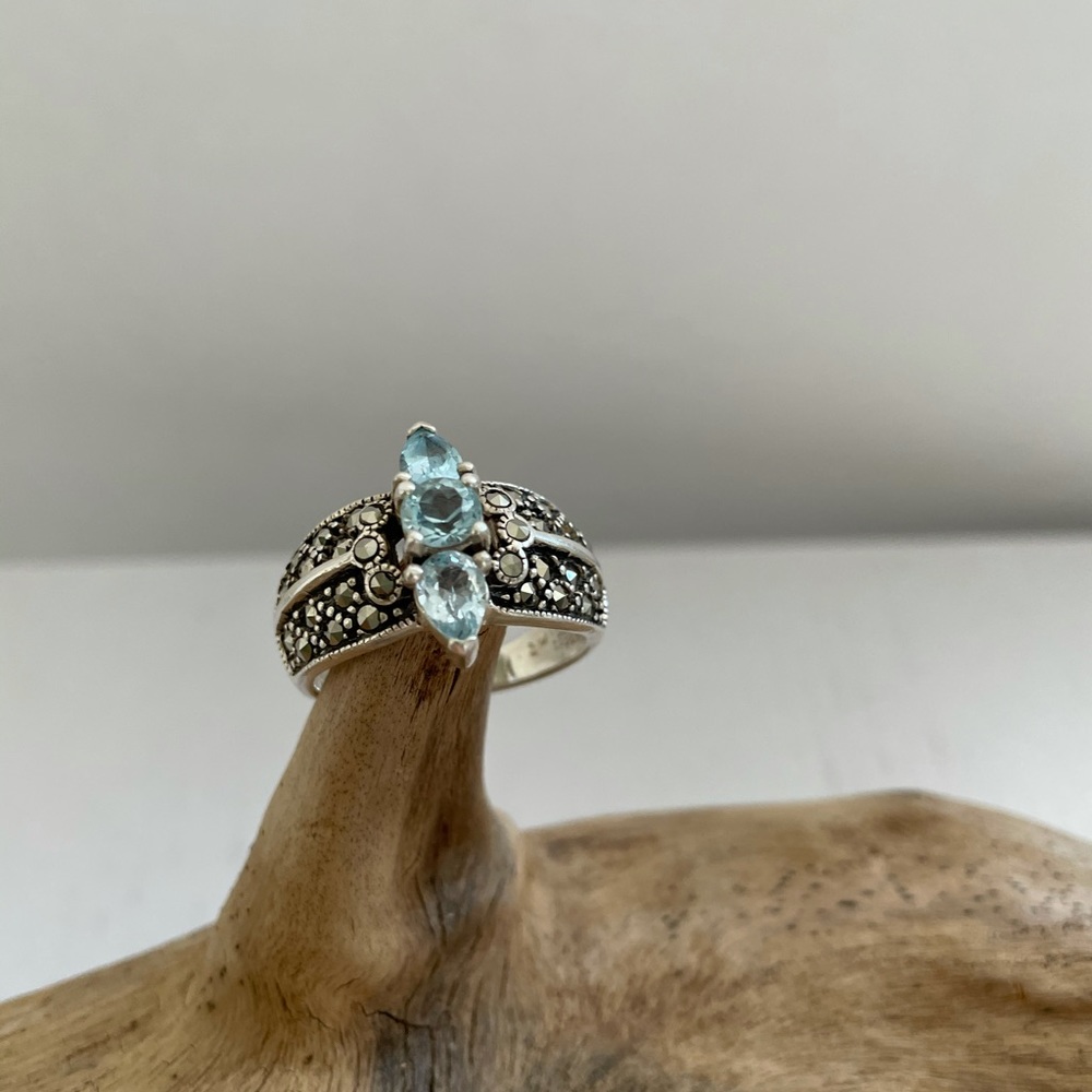 Vntg sterling silver ring with 3 light blue Stones